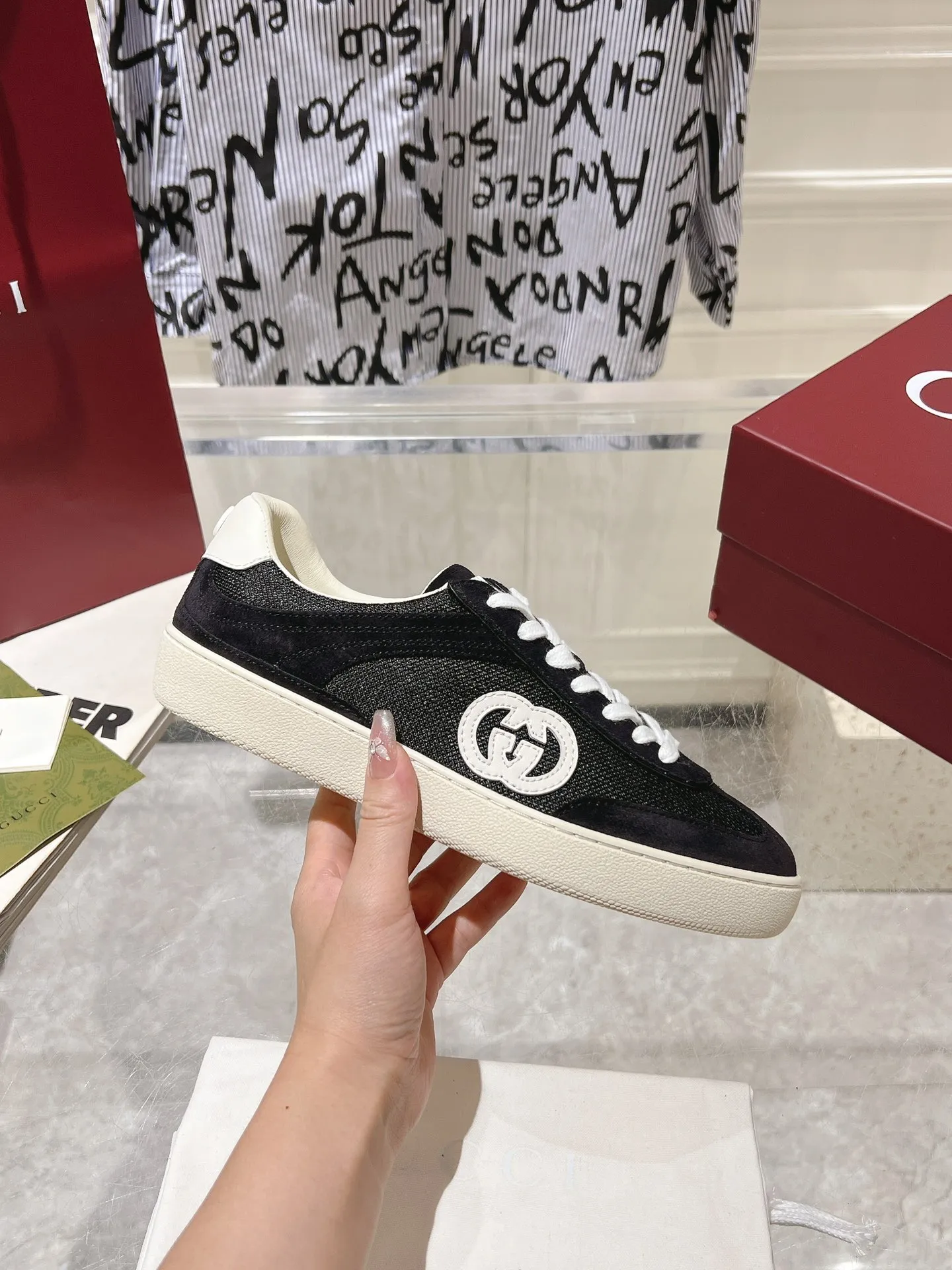 👟👟Ex-factory price 540👟👟Men's size +10 New upgraded version🔥Gucci 2024 new white shoes casual shoes hot recommendation, original TPU soles, original fabrics, original sheepskin lining sheepskin feet🔥Original cover craftsmanship is reproduced one to one! The pursuit of ultimate comfort! 🔥🔥 [Love] Fabric: Imported cow suede + mesh [Love] Packing: Counter-matched red shoe box ➕ Aviation airplane box [Love] Code number: 35-45